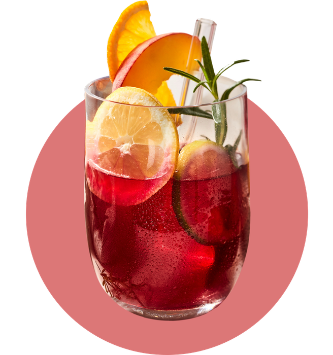 Ein Glas voller Sangria ohne Alkohol, garniert mit Zitrusfrüchten und Rosmarin, ein erfrischendes Getränk für gesellige Anlässe